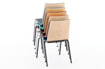 Holzschalenstühle mit B1 (schwer entflammbar) Lackierung und Spiegelpolster